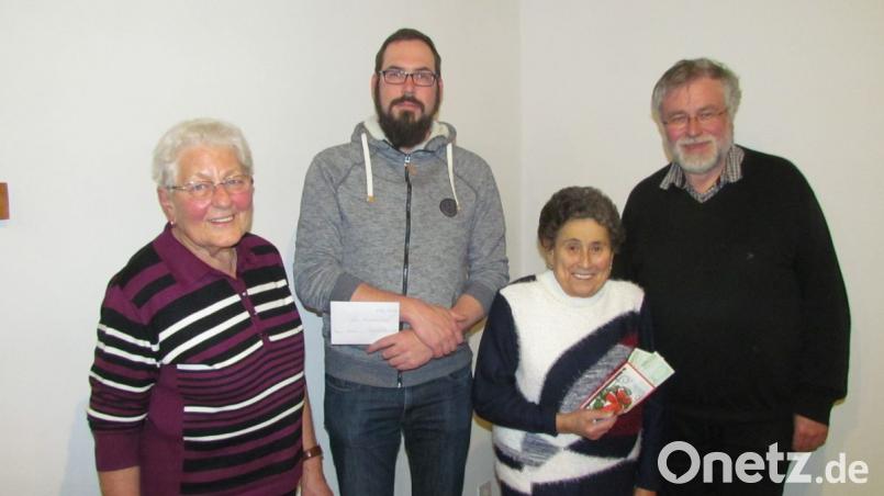 Geldübergabe: Erna Wolf, Robert Neuber, KAB Vorsitzende Martha Magerl, Pfarrer Edmund Prechtl. Bild: is