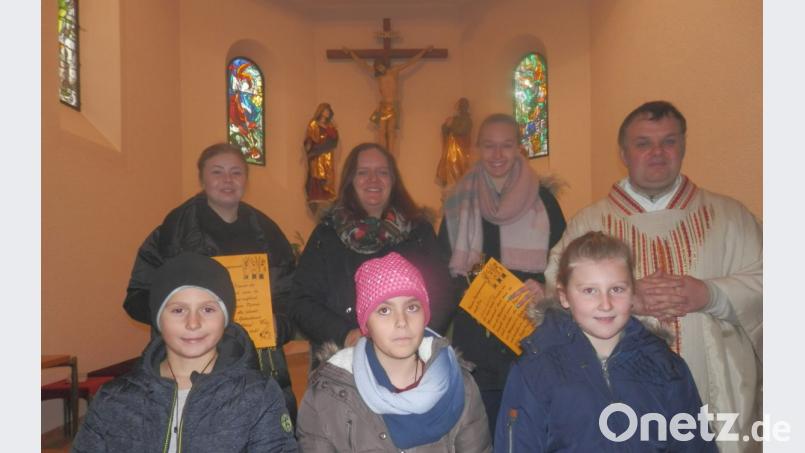 In der zweiten Reihe von links Gesine Schurig, Eva Schaumberger und Nadine Beinrucker sowie Kaplan Matthias Nowotny sowie vorne, von links, Luca Stadlbauer, Sophie Rauch und Eveline Ruppik.Krankheitshalber verhindert war Philipp Burger. Bild: exb