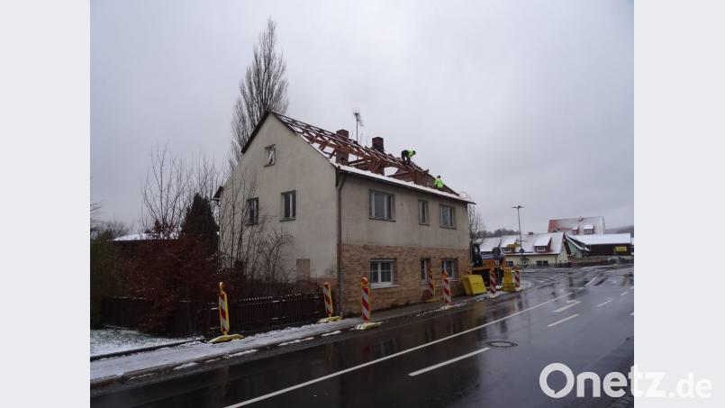 Die Tage des Bader-Hauses sind gezählt. Der Abrissbagger macht Platz für eine Freifläche mit Zugang zum Erlbach und einen Wassermatschplatz. Bild: ak