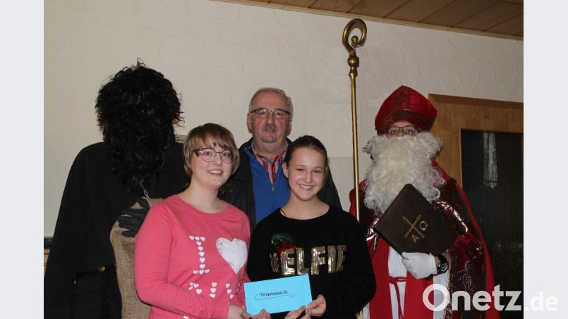 Das Windischeschenbacher Nikolausteam übergibt eine Spende an Herbert Putzer (hinten, Mitte) von der Kinderkrebshilfe. Bild: exb