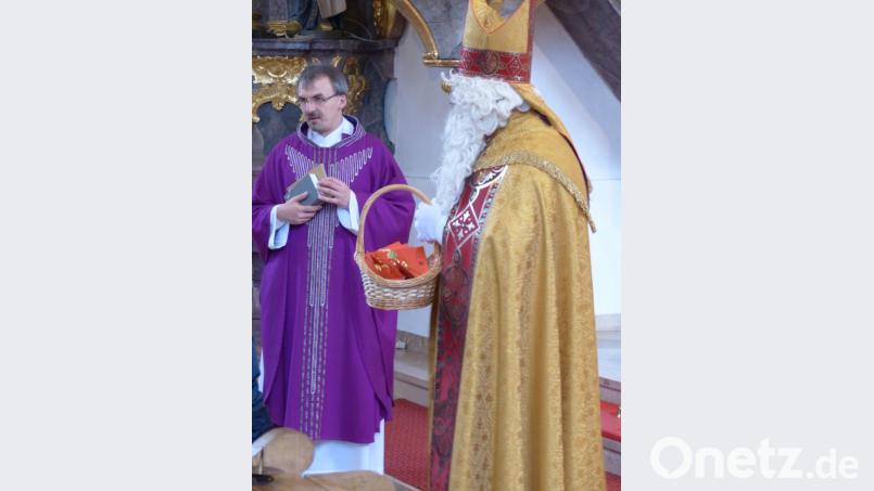 (von links)Pfarrer Martin Besold mit dem Heiligen Nikolaus. Bild: njn