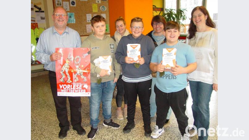 Nach einem spannenden Rennen warten Urkunden auf die Top-Vorleser der Mittelschule Auerbach. Von links Organisator und Moderator Arthur Schriml, Martin Bube, Jurymitglied Viola Pilhofer, Sieger René Stuber, Jurymitglied Britta Böttcher, Martin Járfás und Konrektorin Renate Schmidt. Bild: sck