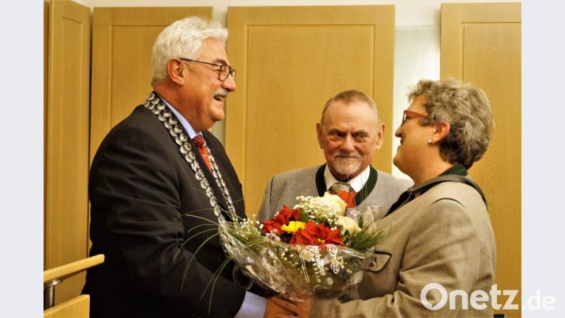 Die Bürgermedaille an Johann Völkl (Mitte) und Blumen für seine Frau Sonja (rechts) überreicht Bürgermeister Rupert Troppmann. Bild: arw