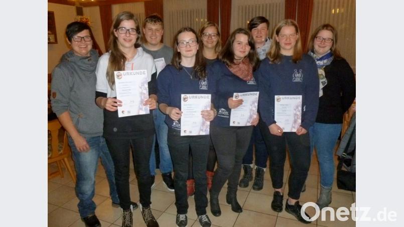 Die erfolgreichen D-Prüflinge Anna Lena Schneider, David Reitinger, Miriam Scherr, Theresa Dirscherl und Jenny Reitinger (vorne von links. mit Urkunde) mit zweiter Vorsitzender Barbara Mösbauer (links), Kassier Maria Schmidt (rechts), Dirigentin Katrin Ferstl (hinten rechts) und Vorsitzende Maria Schmidt (hinten, Mitte. Bild: lts