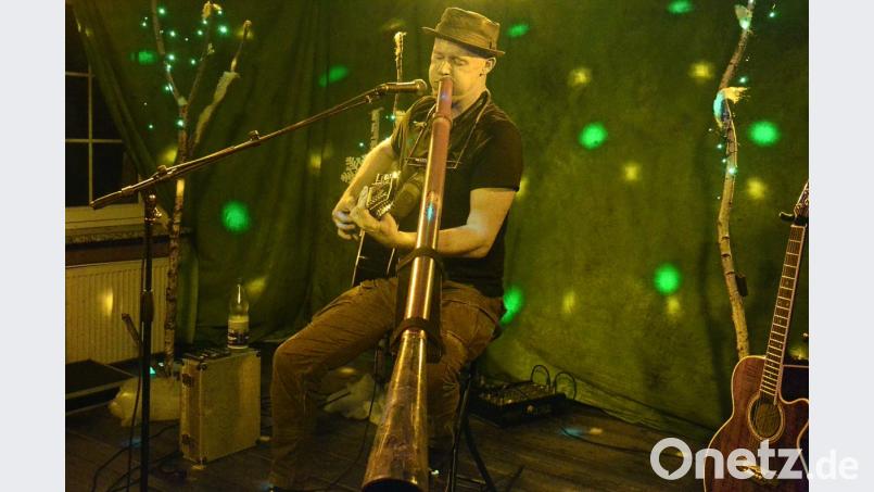 Rechts die Klampfe, links das Didgeriedoo an der Backe: Pete Hoven spielt Rock, Blues und Country. Bild: Kunz