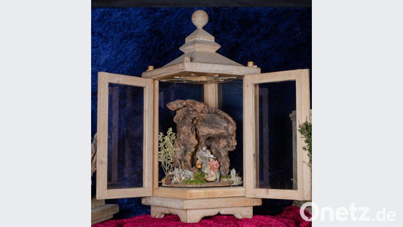 Dass Krippen sogar in Laternen passen, wird in der Ausstellung deutlich. Bild: Josef Trummer/Krippenfreunde Vilseck