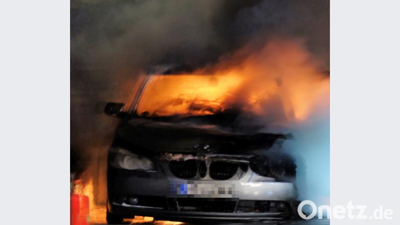 Der BMW brennt den Bildern nach zu urteilen lichterloh. Bild: wlr