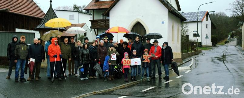 Diese Schäfloher wollen eine Tempobegrenzung in ihrem Ort: Das unterstrichen sie bei einem Ortstermin, zu dem der CSU-Ortsverbandsvorsitzende Norbert Wansner (Zweiter von rechts) eingeladen hatte. Bild: gf