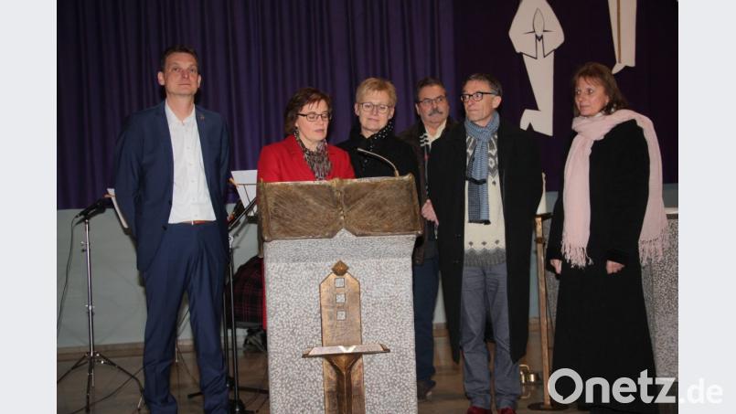 Gemeinsam begrüßen die Schulleiterinnen und die Vertreter der Gemeinden die Gäste. Bild: adj