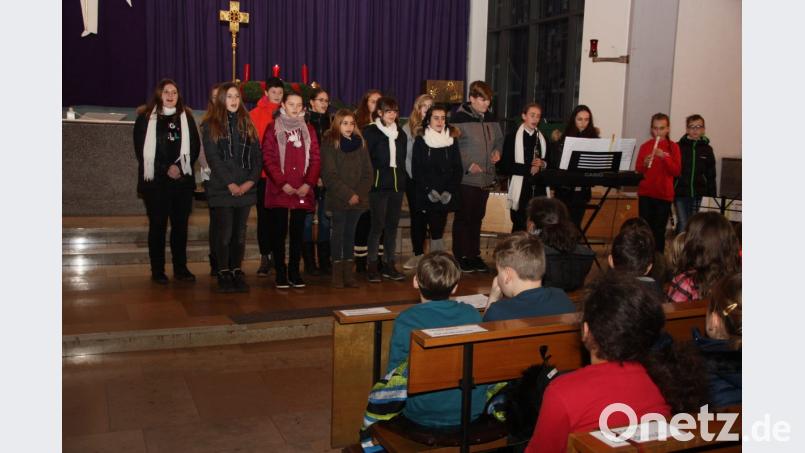 Auch Schüler aus Kladruby singen. Bild: adj