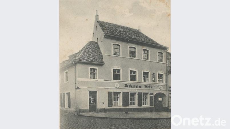 Das Eckgebäude Bahnhofstraße/Obere Nabburger Straße beherbergt um 1900 unter der Adresse Prinzregentenstraße 32 die Restauration der Familie Winkler. Heute betreibt die Familie hier die Apotheke auf der Wart. Bild: Familie Winkler