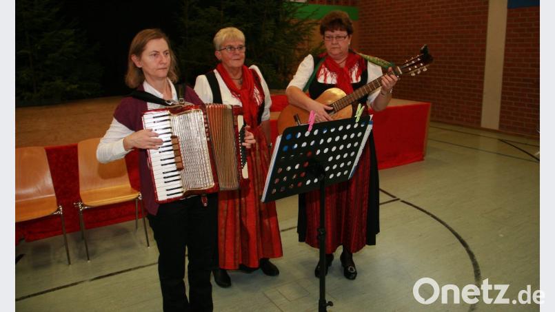 Musikalisch wurde der Nachmittag vom Josefshofer Hausg’sang – Christa Böhm und Edeltraud Frank (von rechts) - begleitet. Am Akkordeon spielte Barbara Reichl. Bild: wro