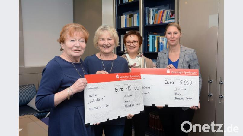 Es ist ein Treffen, das allen Hoffnung gibt, mit denen es das Leben nicht gut meint. Durch „Lichtblicke“ wollen (von links) Verlegerin Bärbel Panzer, die Schirmherrinnen Elisabeth Wittmann und Edith Lippert sowie geschäftsführende Verlegerin Viola Vogelsang-Reichl diese unterstützen. Bild: Gabi Schönberger