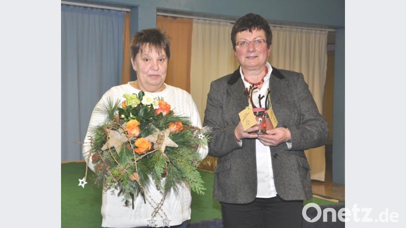 Rektorin Ulrike Uhlemann (rechts) dankt Rita Burger für die langjährige zuverlässige Arbeit als Reinigungskraft an der Schule mit einem Blumenstrauß und Pralinen. Bild: es