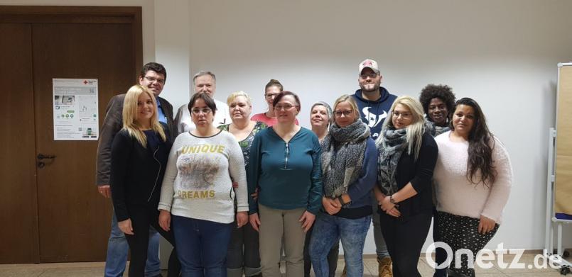 BRK Kreisgeschäftsführer Holger Schedl (Zweiter von links) und Dozentin Anja Gärtner (links) mit den frisch qualifizierten Pflegehelfern der Pflegehilfsdienst-Ausbildung des Kreisverbands Tirschenreuth im BRK. Bild: exb