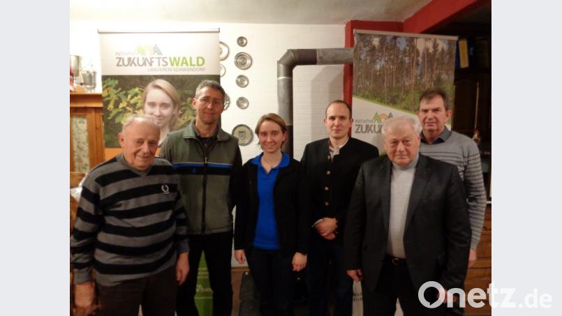 Matthias Irlbacher, Ehrenvorsitzender der WBV Nabburg-
Burglengenfeld, Revierförster Markus Lobinger, Projektmanagerin Hannah Sieren,
Abteilungsleiter Philipp Moosmeier, Bürgermeister Hans Wilhelm und BBV Kreisobmann
Josef Irlbacher(von links) präsentierten und moderierten die Abschlussveranstaltung zum Thema Nachhaltigkeitspläne. Bild: exb