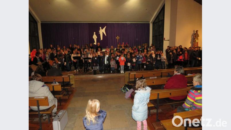 Gemeinsam singen alle das Lied &quot;Feliz Navidad&quot; Bild: adj
