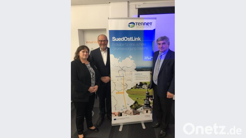 Die Bundestagsabgeordneten Marianne Schieder (SPD) und Karl Holmeier (CSU) sprachen mit Lex Hartmann (Mitte), Vorstandsmitglied von Tennet, in der Konzernrepräsentanz in Berlin. Bild: exb