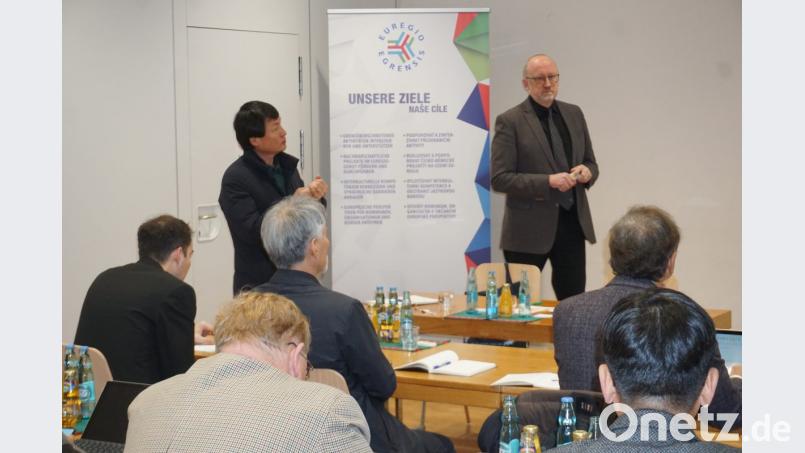 Young-Soo Kim übersetzt ins Koreanische, was Harald Ehm über die Arbeit der Euregio Egrensis erzählt. Bild: fppp