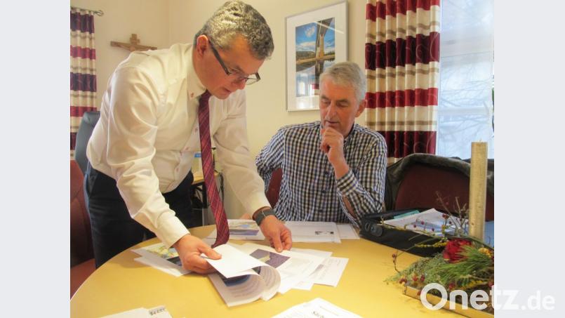 Bürgermeister Martin Birner (links) und Stadtrat Walter Drexler sichten die Unterlagen, die sie aus Bautzen mitgebracht haben. Von den Erfahrungen dort versprechen sich die beiden ein Lösung für die Algenplage am Eixendorfer Stausee. Bild: bl