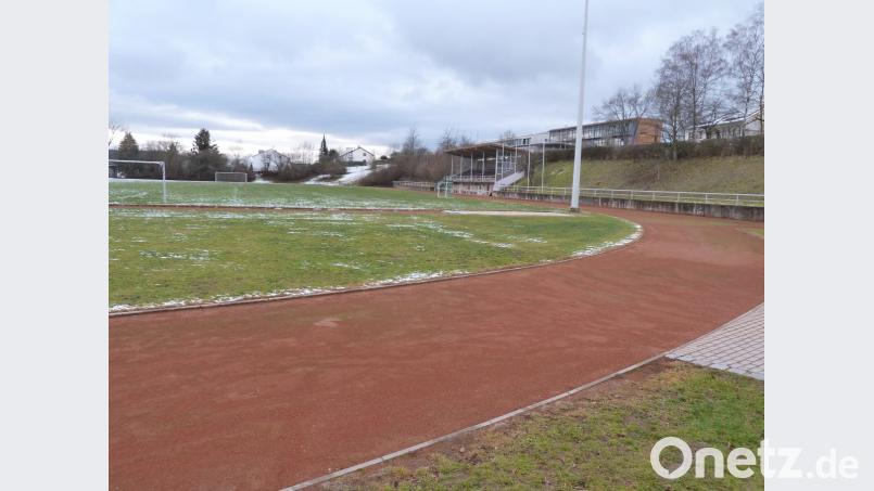 Das Jahnstadion, zwischen Doktor-Eisenbarth-Schule und Ortenburg-Gymnasium wurde vor 55 Jahren gebaut. Ein Förderprogramm erleichtert der Stadt die Sanierung. Bild: Portner