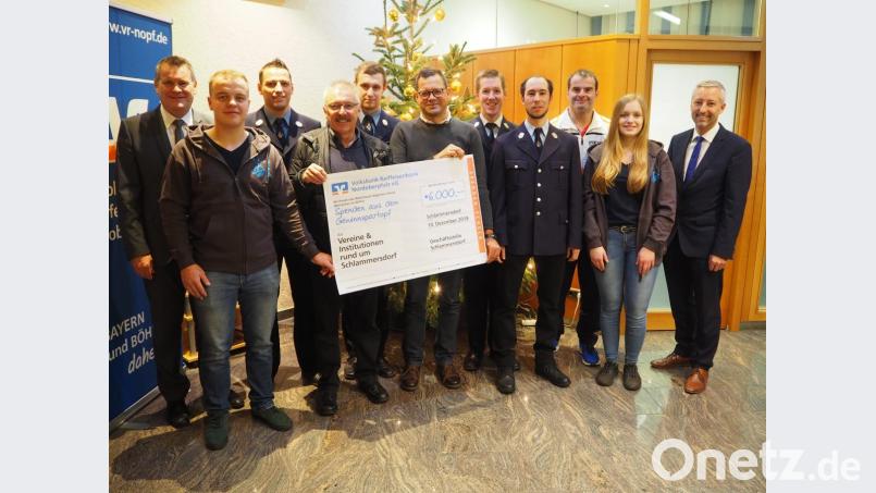 Regionalmarktleiter Stefan Schedl (rechts) und Manfred Eller (links), Leiter der Geschäftsstelle Schlammersdorf der Volksbank Raiffeisenbank, laden zur Bescherung: Zusammengerechnet 6000 Euro nehmen die Vereinsvertreter (von links) Florian Biersack, Dieter Biersack, Hans Gräbner, Daniel Ratke, Harald Schlöger, Martin Kräml, Marius Meier, Norbert Schecklmann und Elisa Biersack in Empfang. Bild: wmi