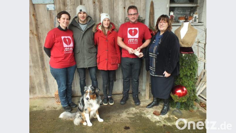 Bei der Spendenübergabe waren dabei: (v.re.) Gabriele Schecklmann, Johannes Bauer, Laura und Florian Schecklmann, Karin Pöllath, Josef Söllner (nicht im Bild). Bild: soj