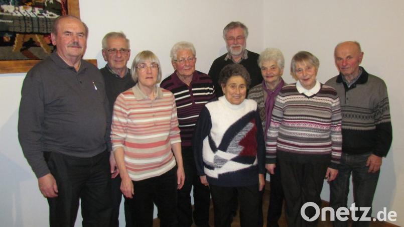 Seit 40 Jahren sind v.l.n.r. Mitglied bei der KAB: Josef Neuber, Richard Wolf, Johanna Neuber, Erna Wolf, Martha Magerl, Stadtpfarrer Edmund Precht, Maria Legat, Annemarie Kastl, Johann Kastl. Bild: is