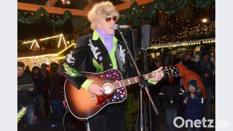 Johnny Gold stdeht im neuen Outfit auf der Bühne. Bild: Kunz