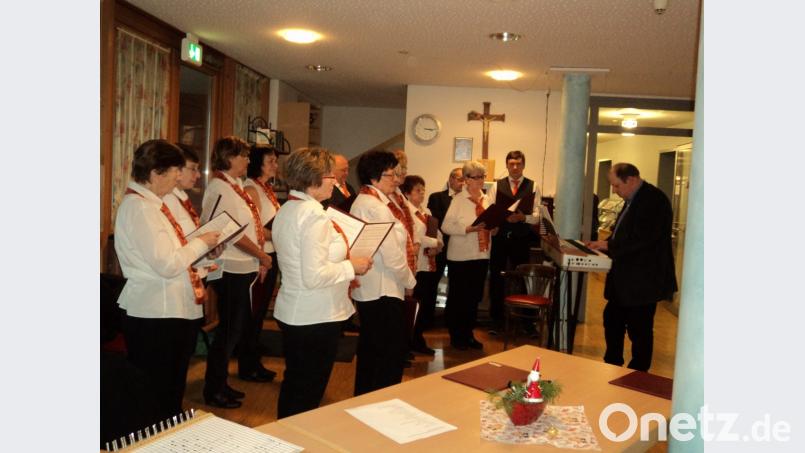 Der Chor erfreut die Senioren mit seinen Liedern. Bild: ksi