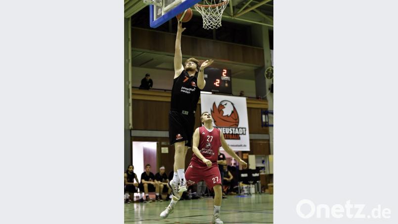 In eigener Halle können die Neustädter Basketballer (links, Sebastian Fritsch im Spiel gegen die BG Litzendorf) jeden schlagen. Bild: Büttner, Gerhard