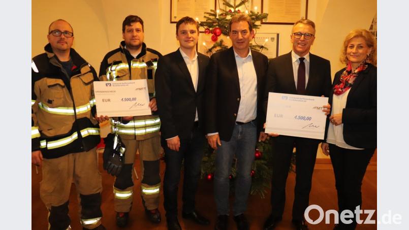 Bei der Spendenübergabe (von links): Kommandant Matthias Haulena, stellvertretender Kommandant Thomas Sladky, der neue Mitinhaber der Frima MTT, Peter Götzl, MTT-Geschäftsführer Horst Heider, Bürgermeister Franz Stahl, sowie Heiders Lebensgefährtin Petra Küsters. Bild: exb/Stadt Tirschenreuth