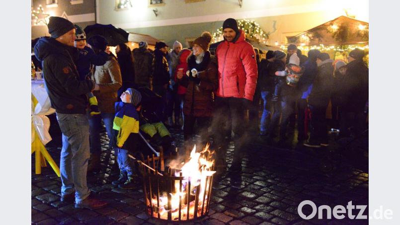 Um die Feuerkörbe scharen sich die Besucher des Adventsmarkts. Bild: bey