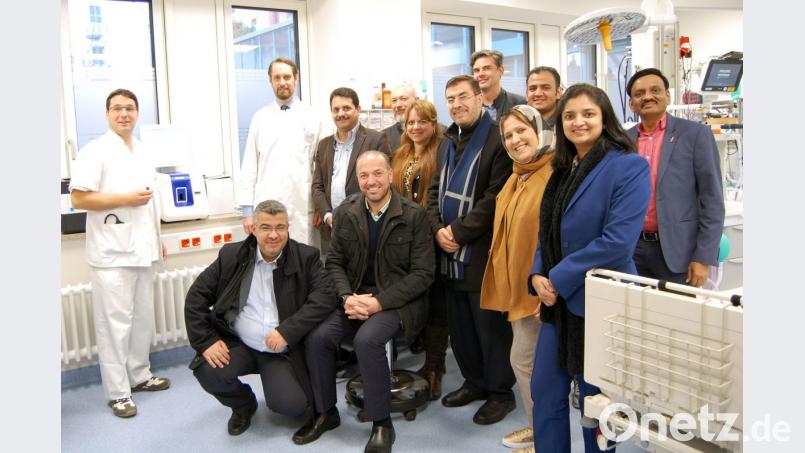 Die Delegation aus Katar trifft sich im Klinikum St. Marien mit Marc Bigalke (links), dem Ärztliche Leiter der Zentralen Notaufnahme. Dr. Alexander von Meyer (weißer Kittel) erklärt die Rotem-Technologie. Bild: Klinikum/Gräß)