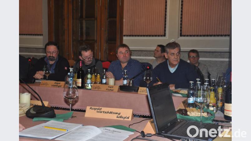 Zu den Neuerungen im Stadtrat gehören originelle Namensschilder. Auf der Rückseite steht der Appell "Respekt, Wertschätzung und Kollegial". Ausgedacht hat sich das Bürgermeister Alfred Stier. Bild: ws