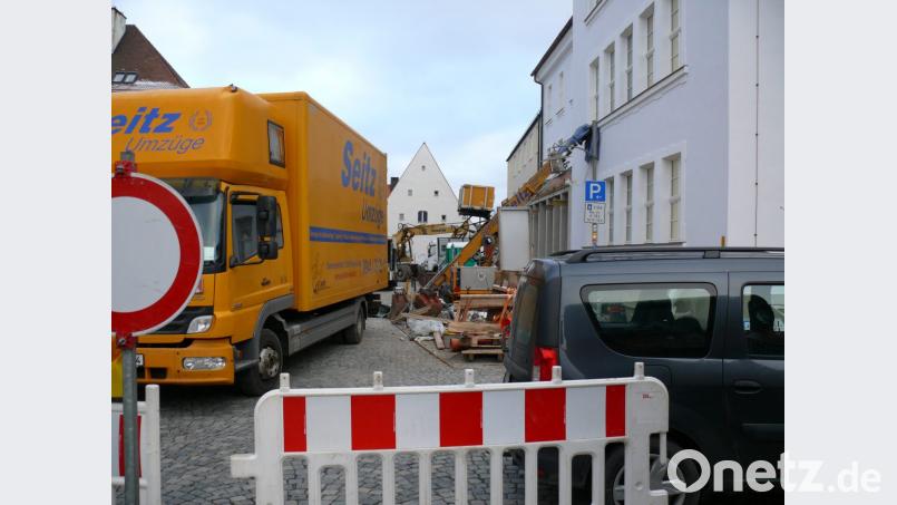 Während der Arbeiten am Rathaus-Portal ziehen die Mitarbeiter der Verwaltung um. Bild: kgg