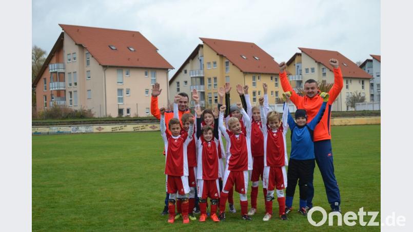 Die E2-Junioren jubeln über den Sieg und die Meisterschaft. Bild: exb