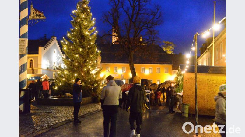 Im adventlichen Glanz präsentiert sich der Pleysteiner Marktplatz Bild: bey