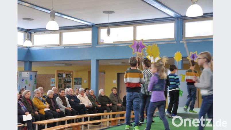 Die Erst- und Zweitklässler unter Leitung ihrer Lehrerin Karin Uhl führen am Seniorenvormittag in der Schule den Sternentanz auf und machen damit wie ihre Mitschüler mit allen anderen Beiträgen den Großeltern eine große Freude. Bild: es