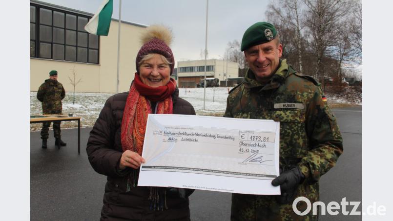 Strahlende Gesichter trotz eisiger Kälte auf dem Appellplatz. Oberstleutnant Christoph Huber übergab an die Schirmherrin von „Lichtblicke“, Elisabeth Wittmann, einen symbolischen Scheck über den Spendenbetrag von 1873,81 Euro. Bild: frd