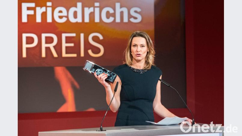 Die bekannte Fernsehjournalistin Anja Reschke mit dem Hanns-Joachim-Friedrichs-Preis. Bild: Daniel Bockwoldt/dpa