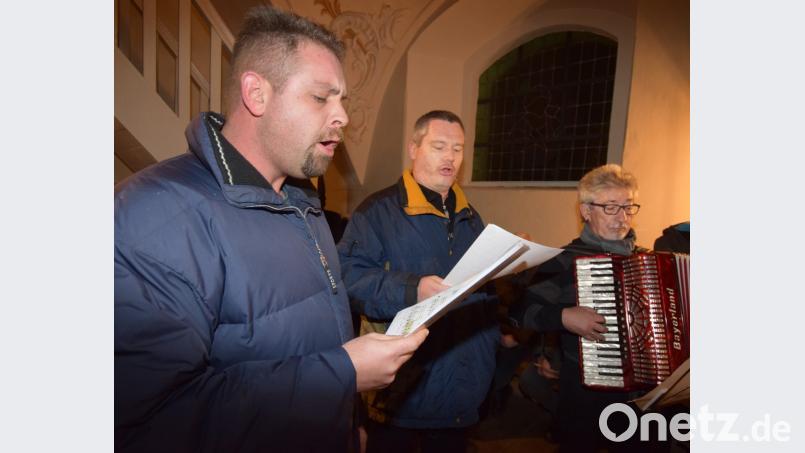 Der Dreigesang (von links: Dominik Weiß, Clemens Lindner und Lorenz Geitner) bringt eher stade Töne zu Gehör. Bild: no