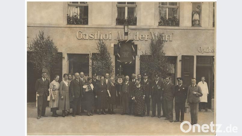 1930 ist aus der Restauration Winkler der Gasthof auf der Wart geworden. Wo der alte Torbogen war, ist nun ein Optiker eingezogen. Bild: Familie Winkler
