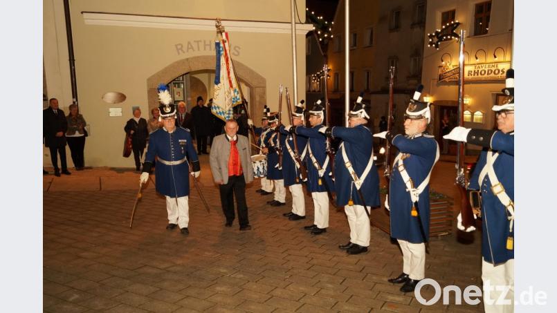 Johann Völkl schreitet die Ehrenformation seiner Bürgerwehr ab. Bild: arw