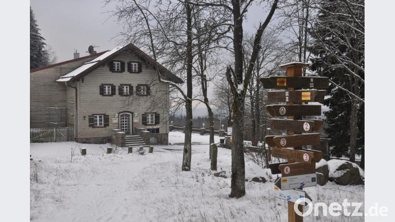 Der Winter hat auf der Silberhütte schon Einzug gehalten. Die Besucher werden zwar die Winterwelt genießen können, nicht aber das gastronomische Angebot im Schutzhaus. Nach dem Kauf durch die Stadt Bärnau fehlt es noch an einem Konzept. Über die Höhe des Kaufpreises hält sich die Stadt weiter bedeckt. Bild: ws