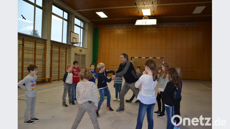 Die 3. Klasse der Trautwein-Grundschule Moosbach übt mit dem Selbstverteidigungstrainer Josef Schörner in der Schulturnhalle. Bild: gi