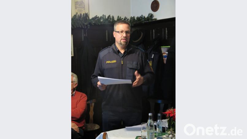Bei der Gebietsverkehrswacht berichtet Polizeihauptmeister Carsten Landgraf über die Verkehrsunfälle im Bereich der Kemnather Polizei. Bild: jzk