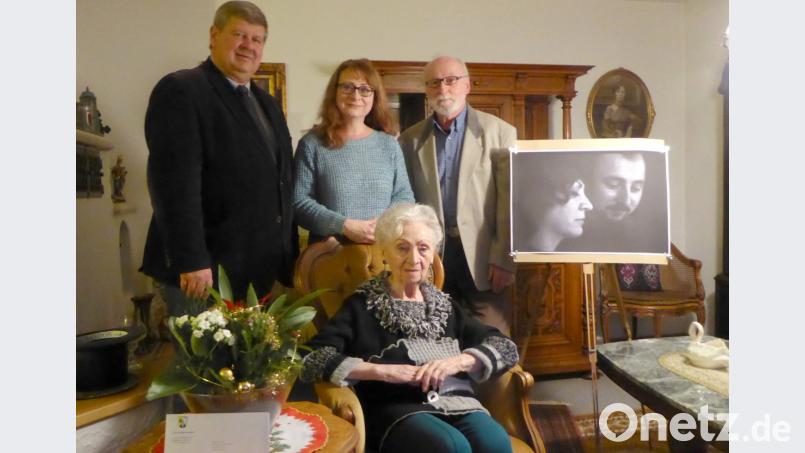 Bürgermeister Schregelmann, Tochter Patricia, Gerhard Steinbeck (hinten, von links) und Ehefrau Anna neben einem Foto aus früheren Jahren. Bild: fsb