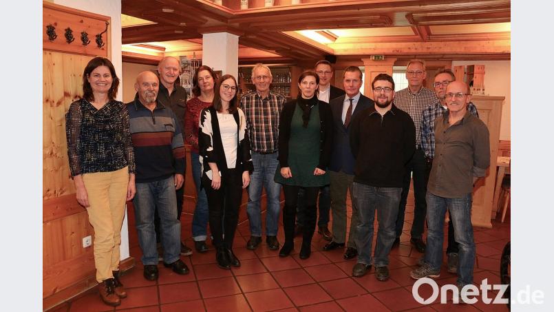 2018 ist im Naturpark Steinwald wieder viel bewegt worden. Ohne die ehrenamtliche Mithilfe wäre die Arbeit im Naturpark Steinwald nicht zu bewältigen gewesen. Vorsitzender Eberhard Freiherr von Gemmingen-Hornberg (Fünfter von rechts) und Geschäftsführer Ernst Tippmann (Sechster von links) danken bei einer Abschlussveranstaltung den Referenten, Geopark-Rangern und Hobbyfotografen für ihre breite Unterstützung. Bild: bsc