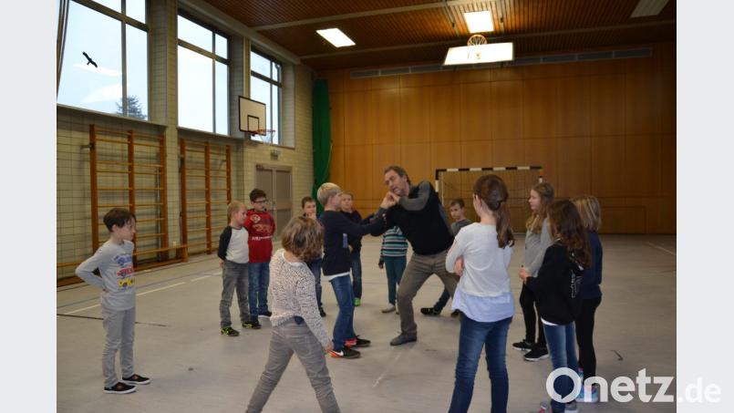 Die 3. Klasse der Trautwein-Grundschule Moosbach übt mit dem Selbstverteidigungstrainer Josef Schörner in der Schulturnhalle. Bild: gi